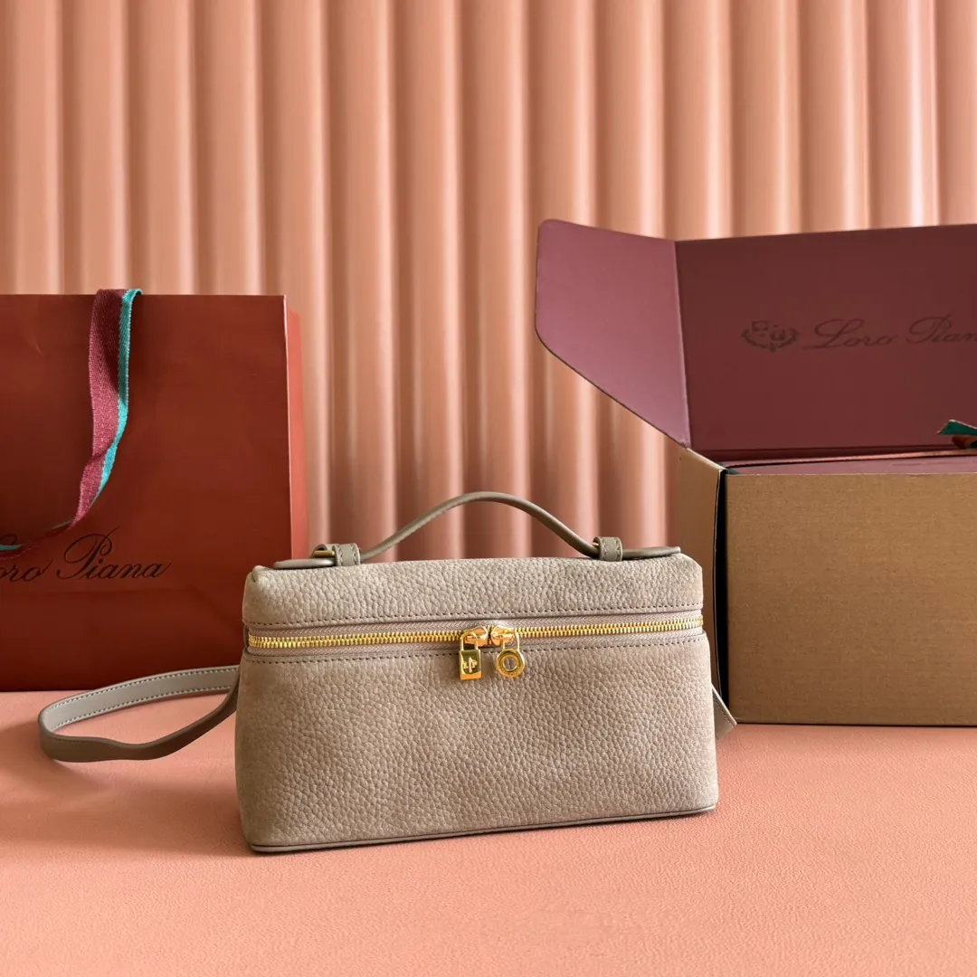 p1160💋💋💋【Original leather configuration counter complete package】 𝐋𝐨𝐫𝐨 𝐏𝐢𝐚𝐧@ Extra pocket L19 series handbag/crossbody bag, all steel deerskin, the most comfortable life is not defined, just like loro The material design of pian@ does not require complicated design styles. The simple and soft outline is elegant and durable, like an exquisite cosmetic case, which perfectly balances appearance and functionality. The leather is delicate and feels as soft as butter. The small bag has a large capacity. It is not only portable with a thin shoulder strap, but can also be worn cross-body. Sisters who have a special liking for minimalist style can buy it. It is simple and versatile. The simpler, the more different. Stars and Instagram celebrities are all planting it. There are two sizes of 19 cm and 27 cm. One is exquisite and casual, and the other is elegant and grand. Size: Small: length 19×width 7×height 12cm (